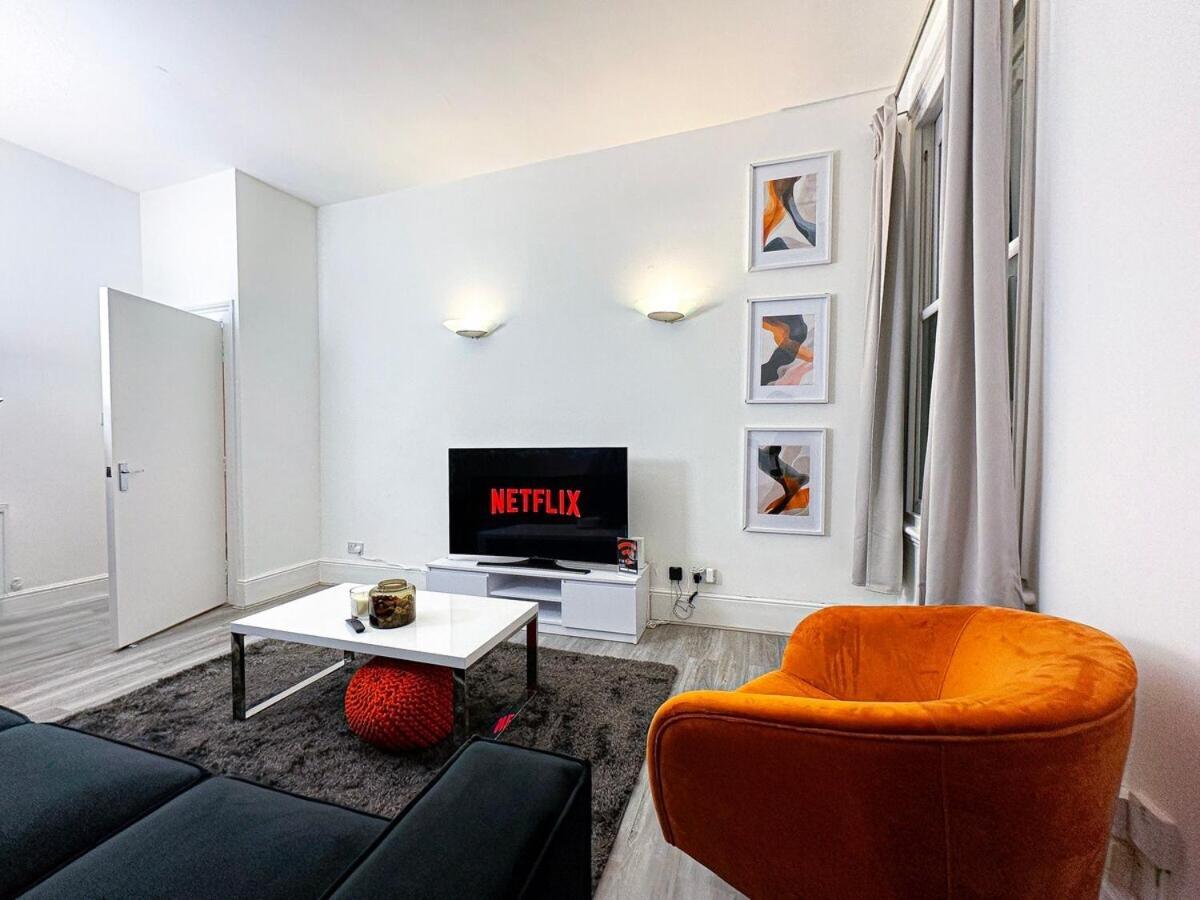 3 Bed, 2 Bath With Terrace & Local Entertainment Appartement