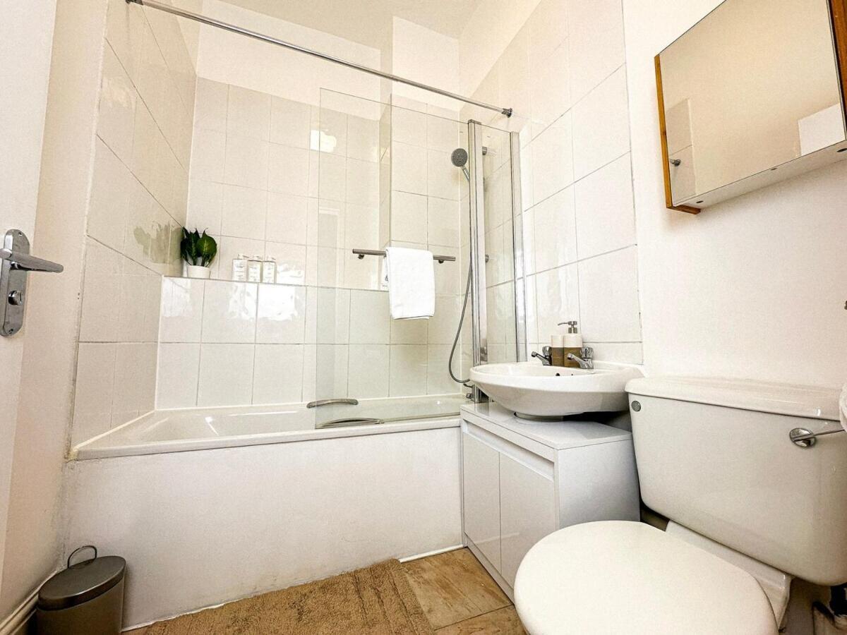 3 Bed, 2 Bath With Terrace & Local Entertainment Appartement