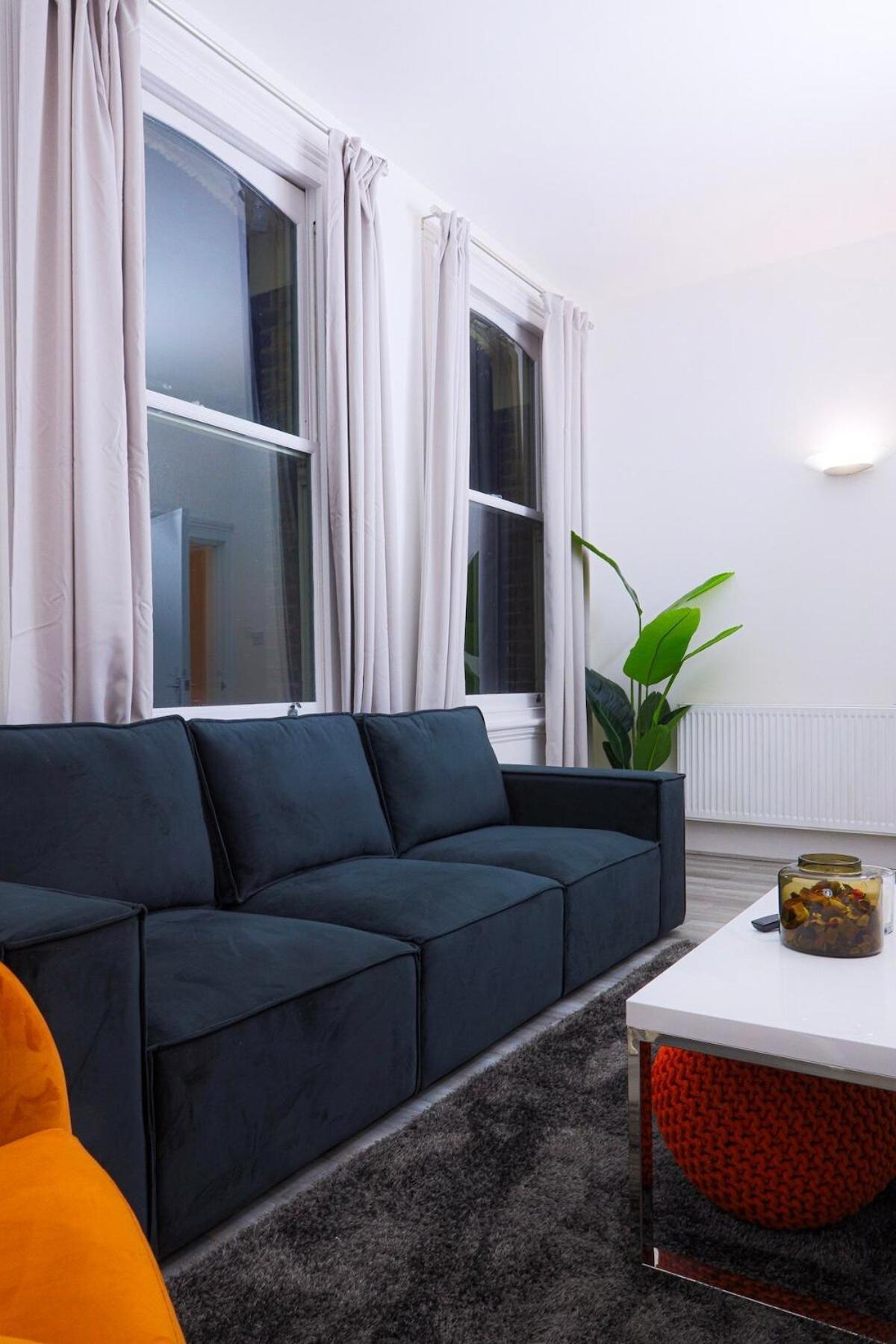 3 Bed, 2 Bath With Terrace & Local Entertainment Appartement *