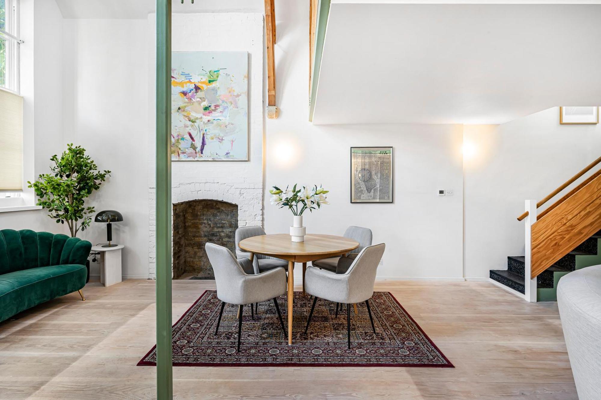 Hébergement de vacances Schoolbell Mews Full 3 Bedroom 2 Bathroom Architect Designed Mews House Fabulous Bow, Victoria Park Location *