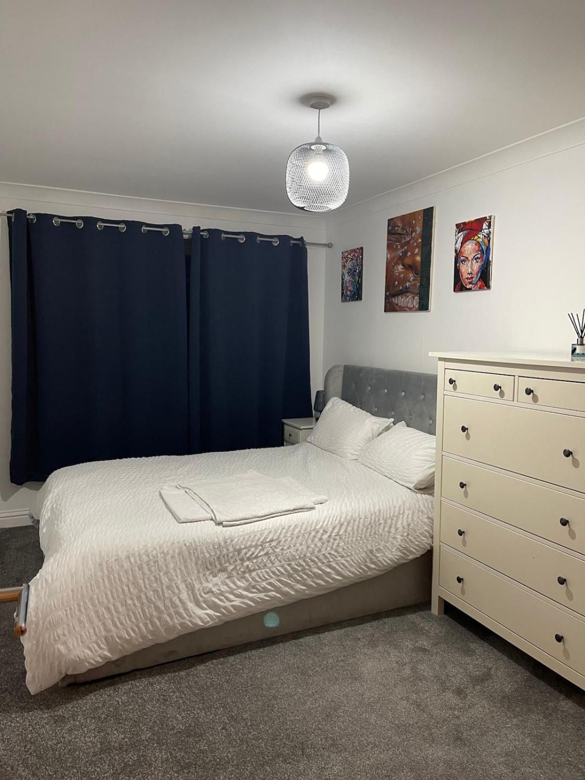 Lovely 2 Bedroom Flat With Free Parking And Wifi Appartement *