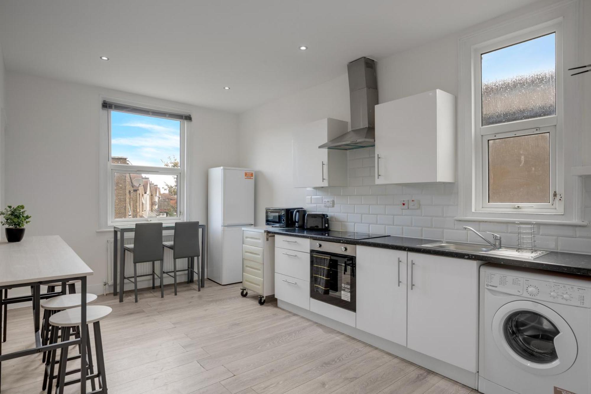 3 Bedroom Luxury House With Parking * Londres