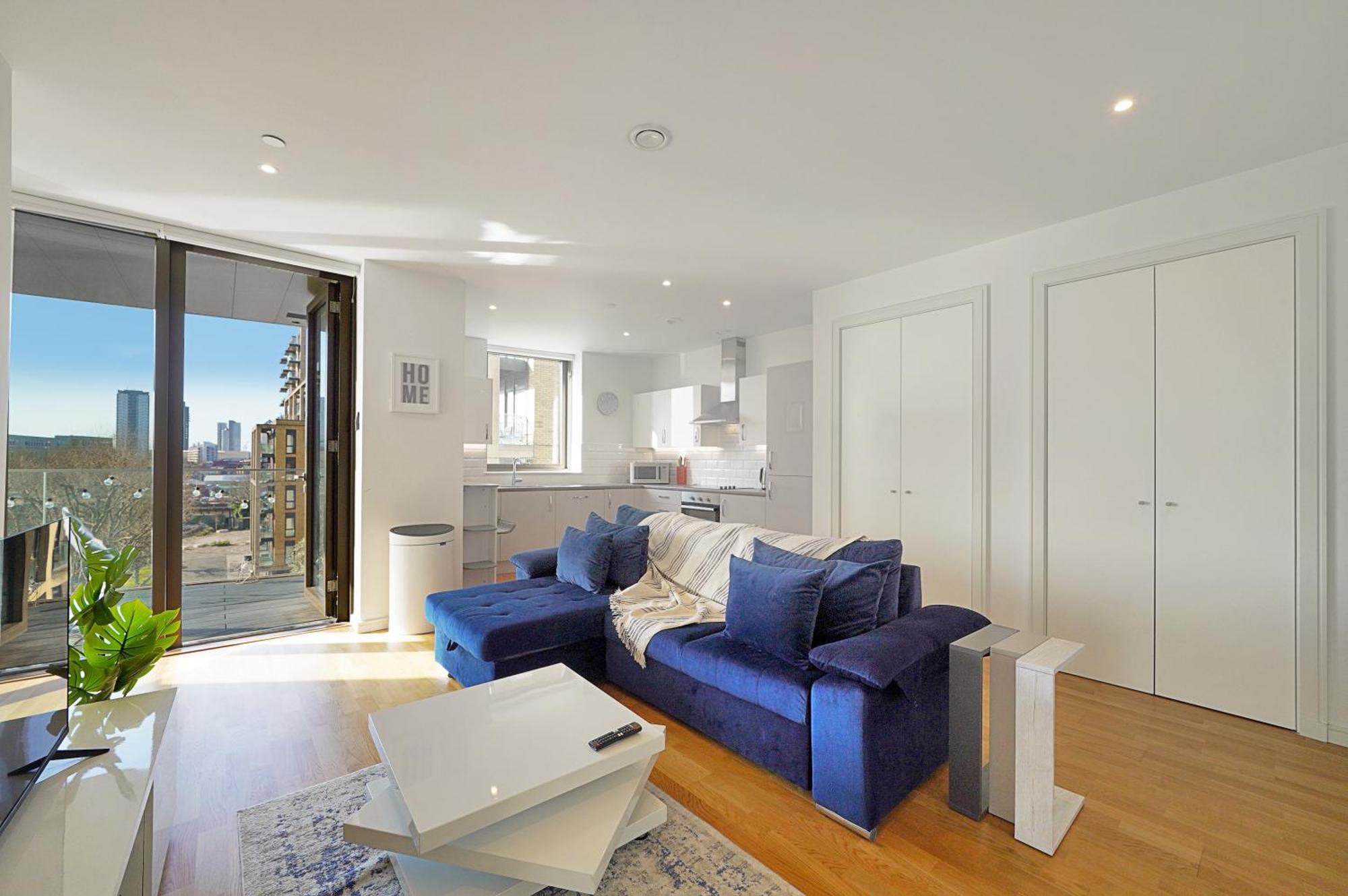 Stunning Flat With Large Balcony Overlooking River By Cto Serviced *