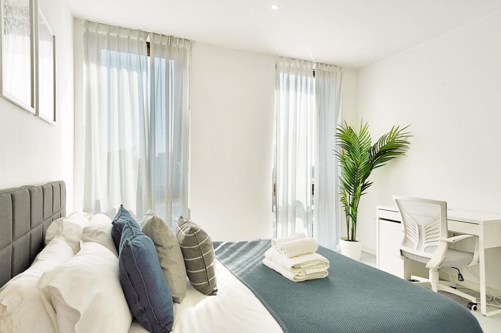 Stunning Flat With Large Balcony Overlooking River By Cto Serviced
