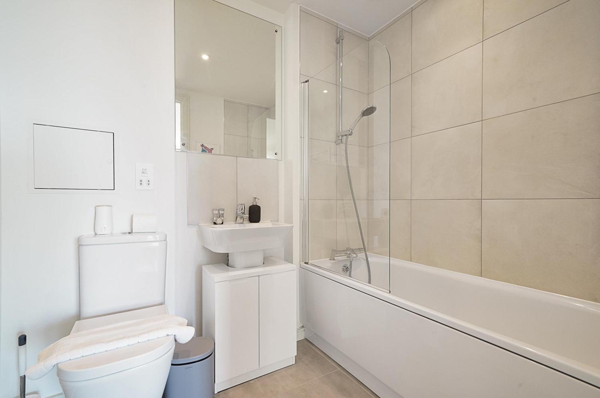 Stunning Flat With Large Balcony Overlooking River By Cto Serviced Londres