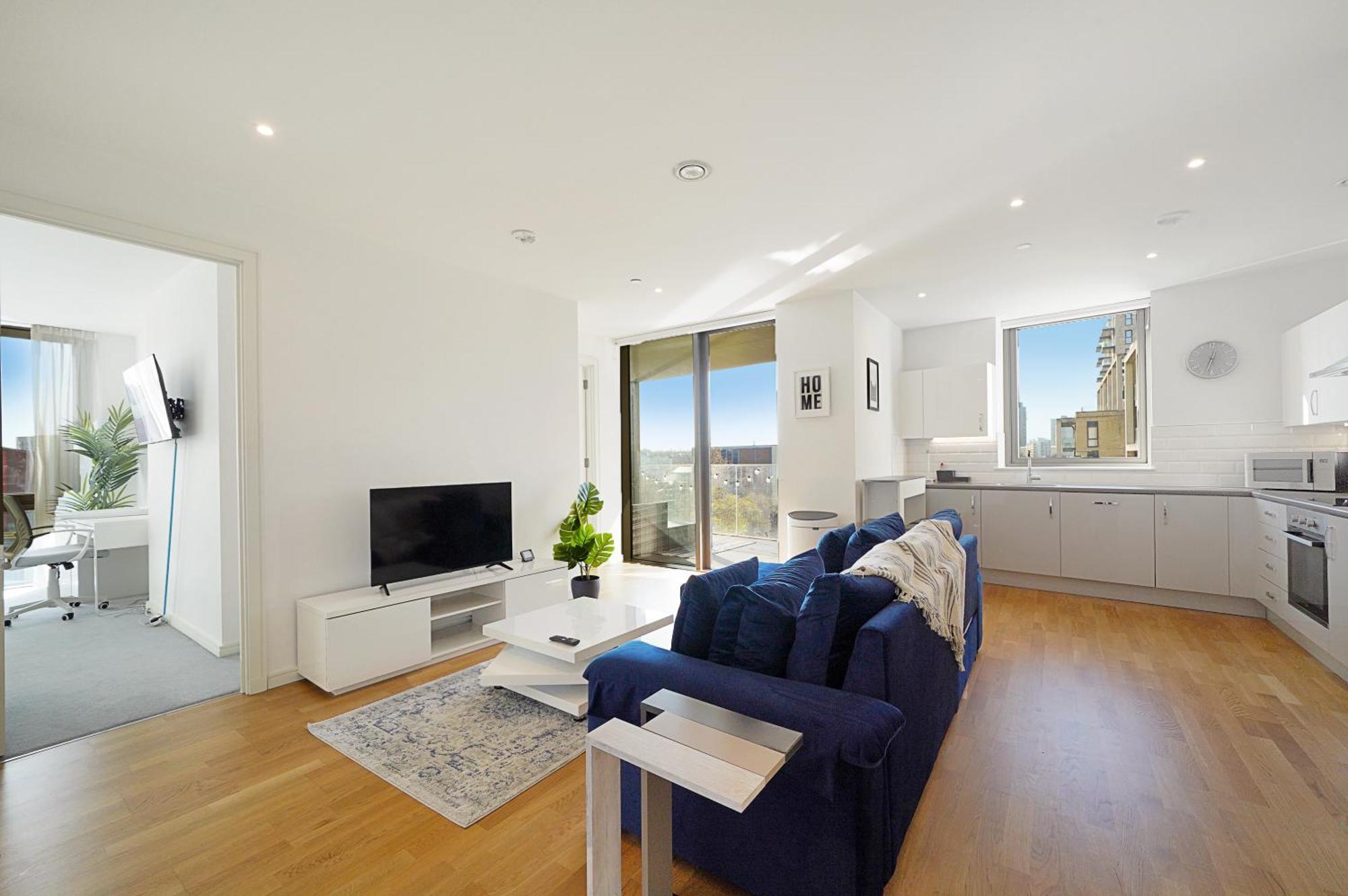Stunning Flat With Large Balcony Overlooking River By Cto Serviced *