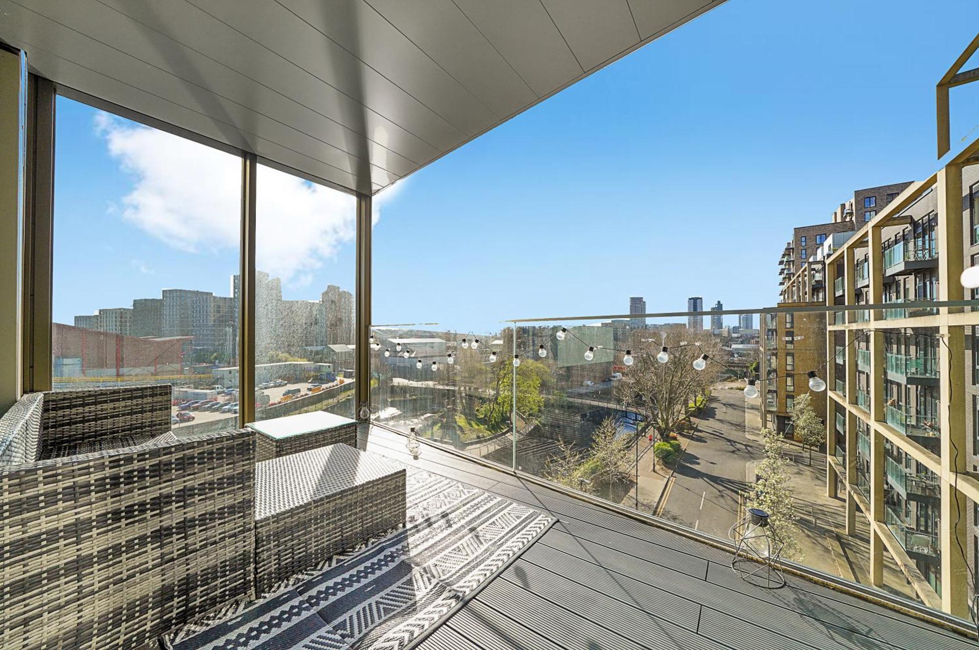 Appartement Stunning Flat With Large Balcony Overlooking River By Cto Serviced