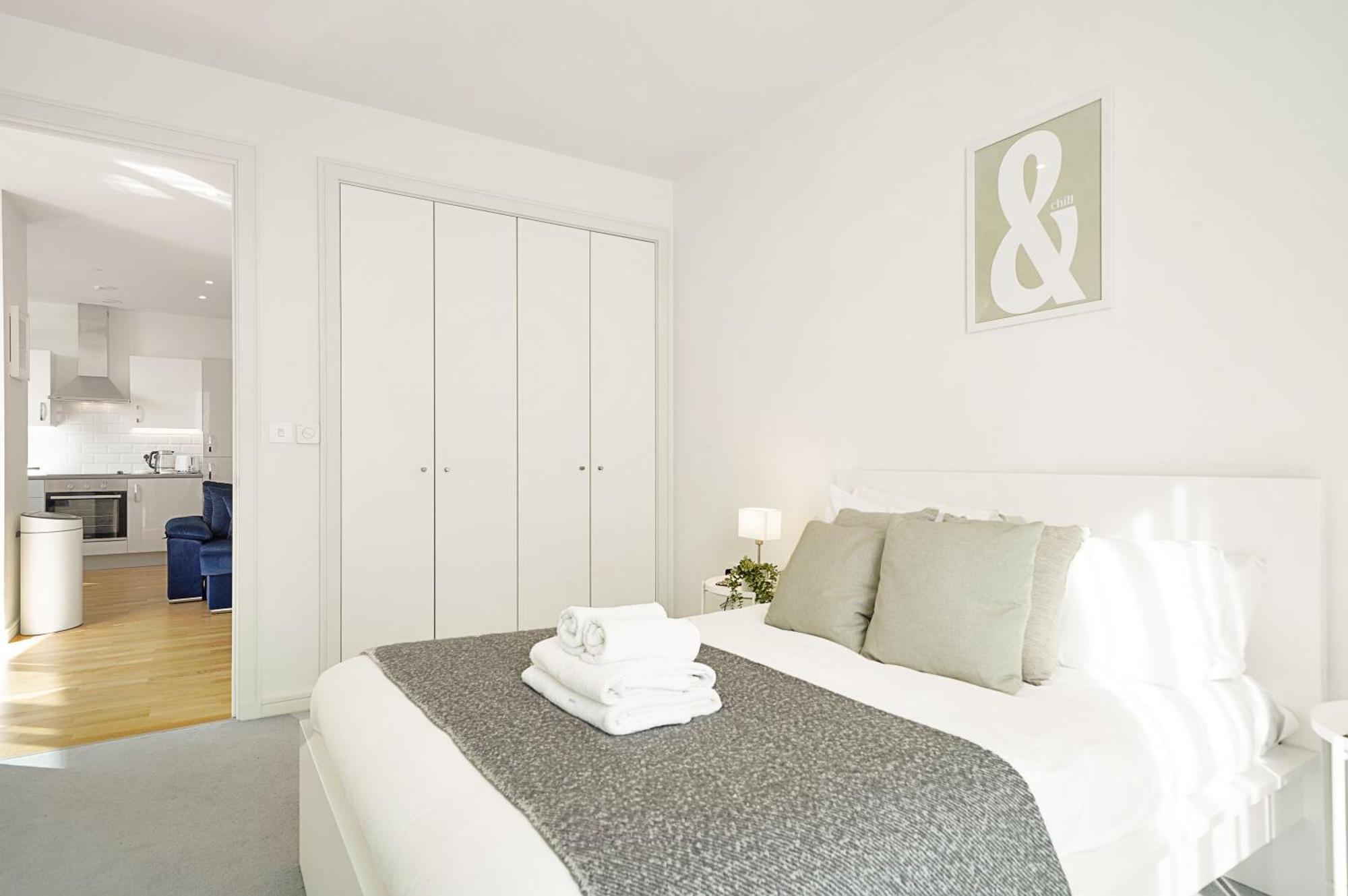 Stunning Flat With Large Balcony Overlooking River By Cto Serviced