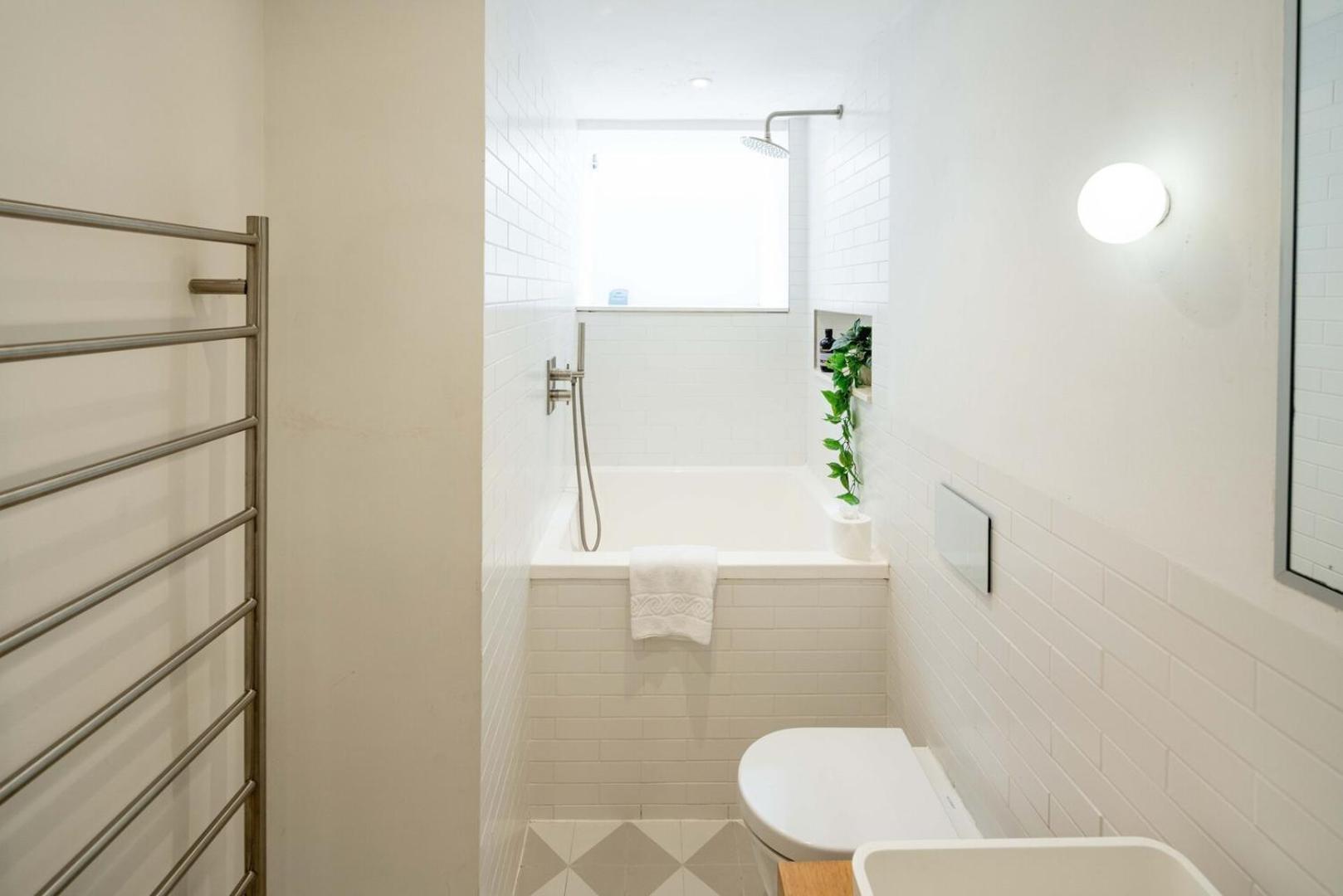 Chic 2bd Flat Opp. Earl's Court Station Londres