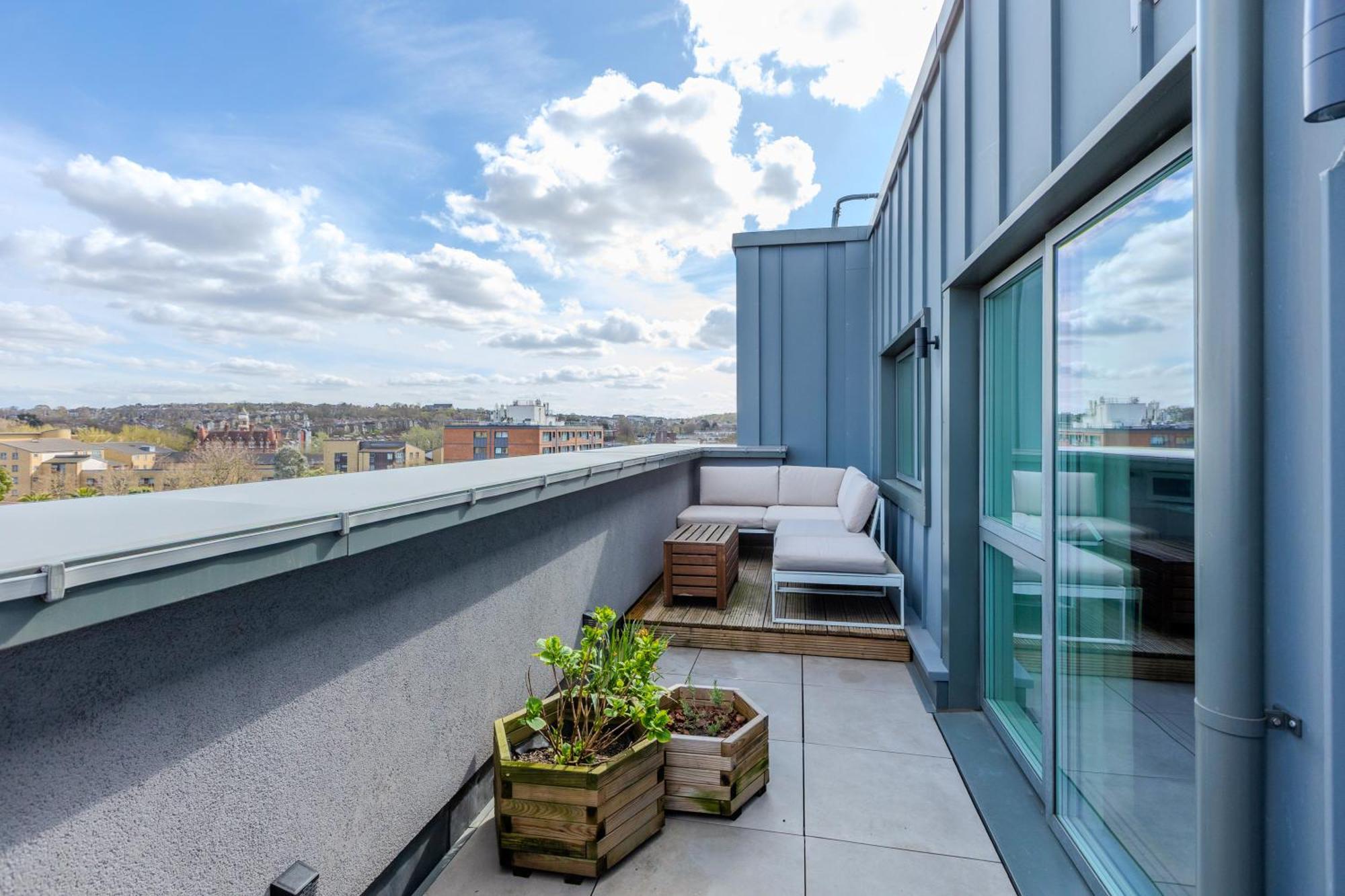 Magnificent New Cross 2br Penthouse With Balcony And Views Londres