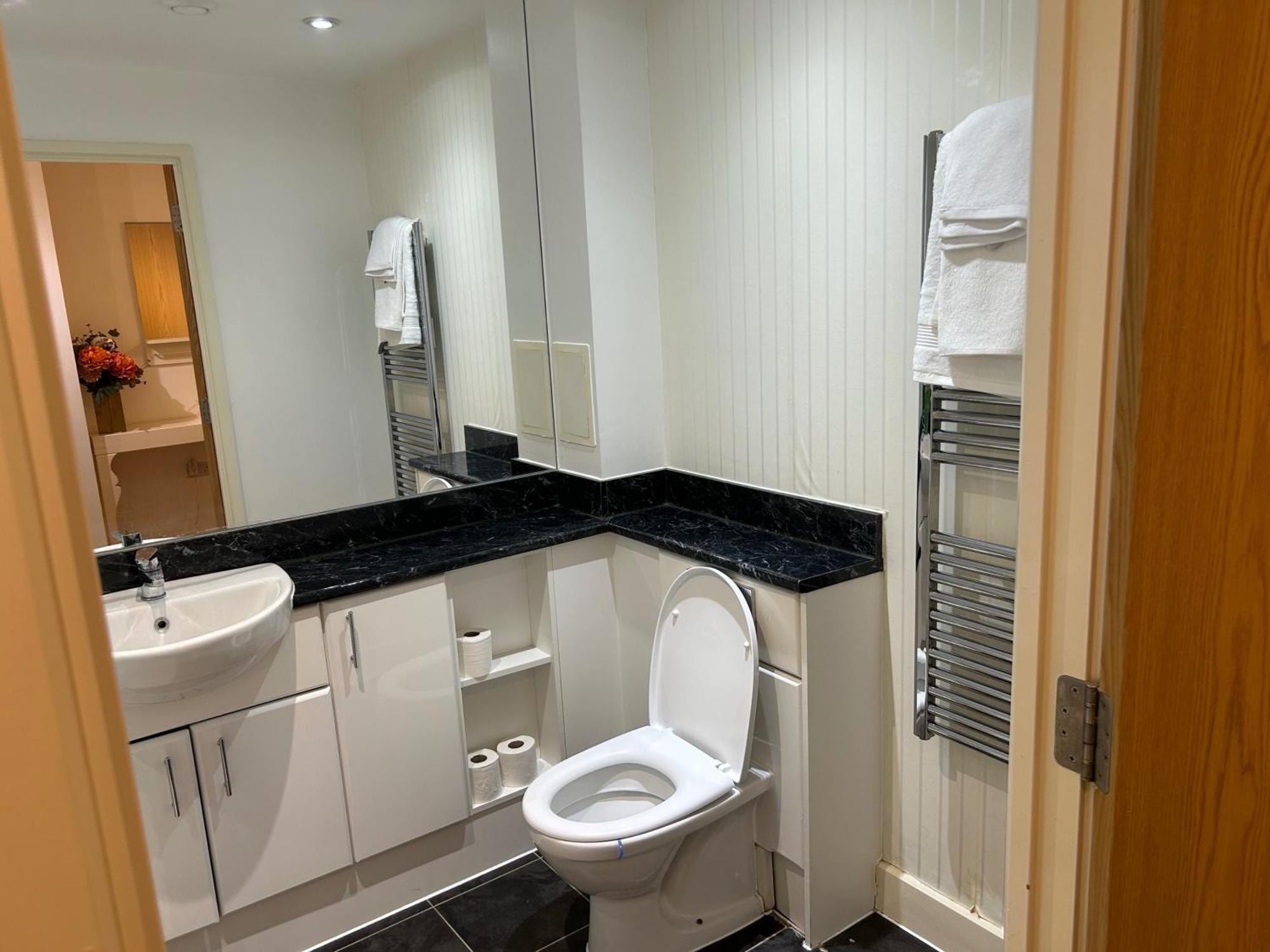 1-Bed Apt Sleeps 4 Central To Shops & Transport Appartement *
