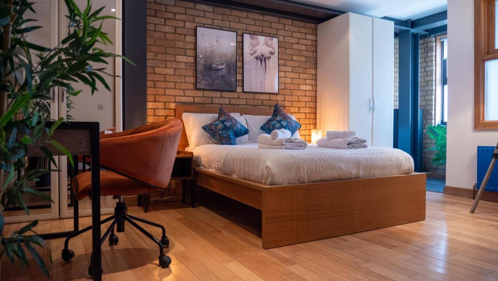Spacious, Industrial, Zone 1, 2 Bed Londen