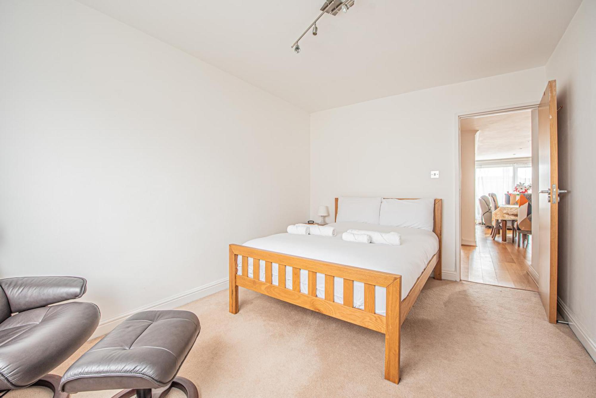 Apartment Elegant 2-bed Flat In Prime Golders Location London