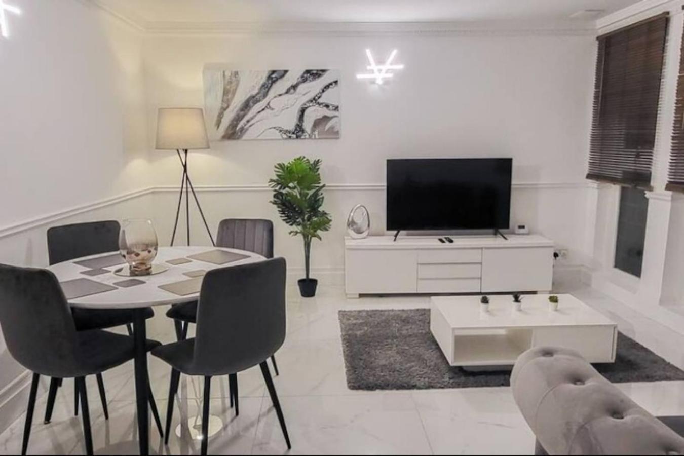 Spacious 2-bedroom In Canary Wharf Appartement *