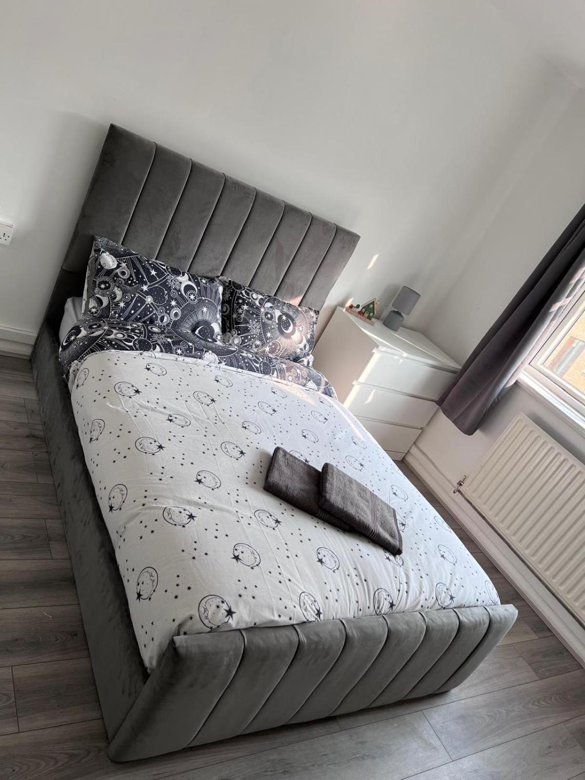 Modern In A 4 Bedroom Flat In London, Shared Bathroom! * Londres