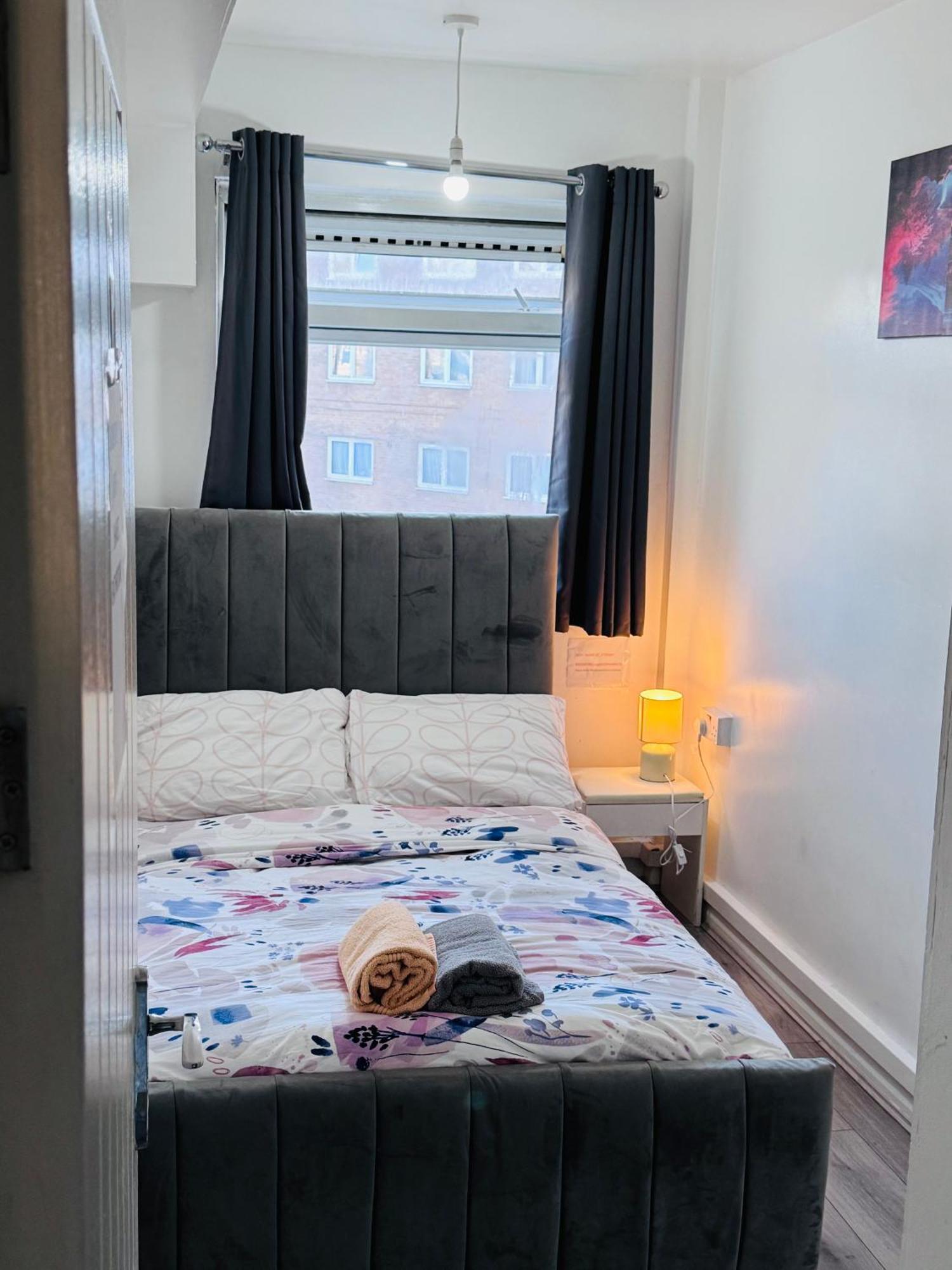 Modern In A 4 Bedroom Flat In London, Shared Bathroom! Habitación en casa particular *