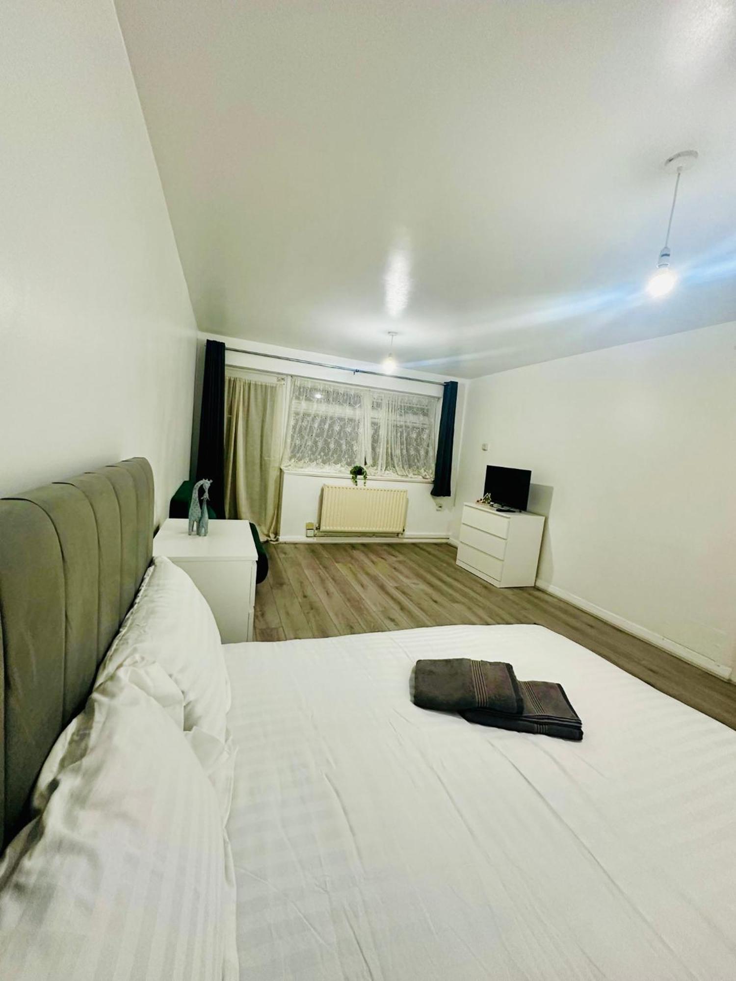 Modern In A 4 Bedroom Flat In London, Shared Bathroom! Habitación en casa particular Londres