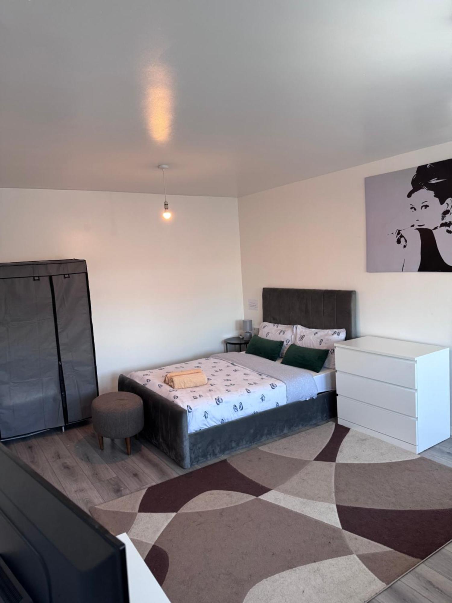 Modern In A 4 Bedroom Flat In London, Shared Bathroom!