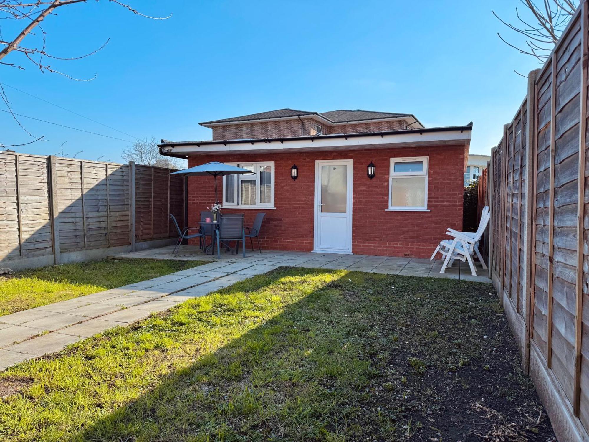 Garden 1-bed Flat 30min To Downtown & Free Parking