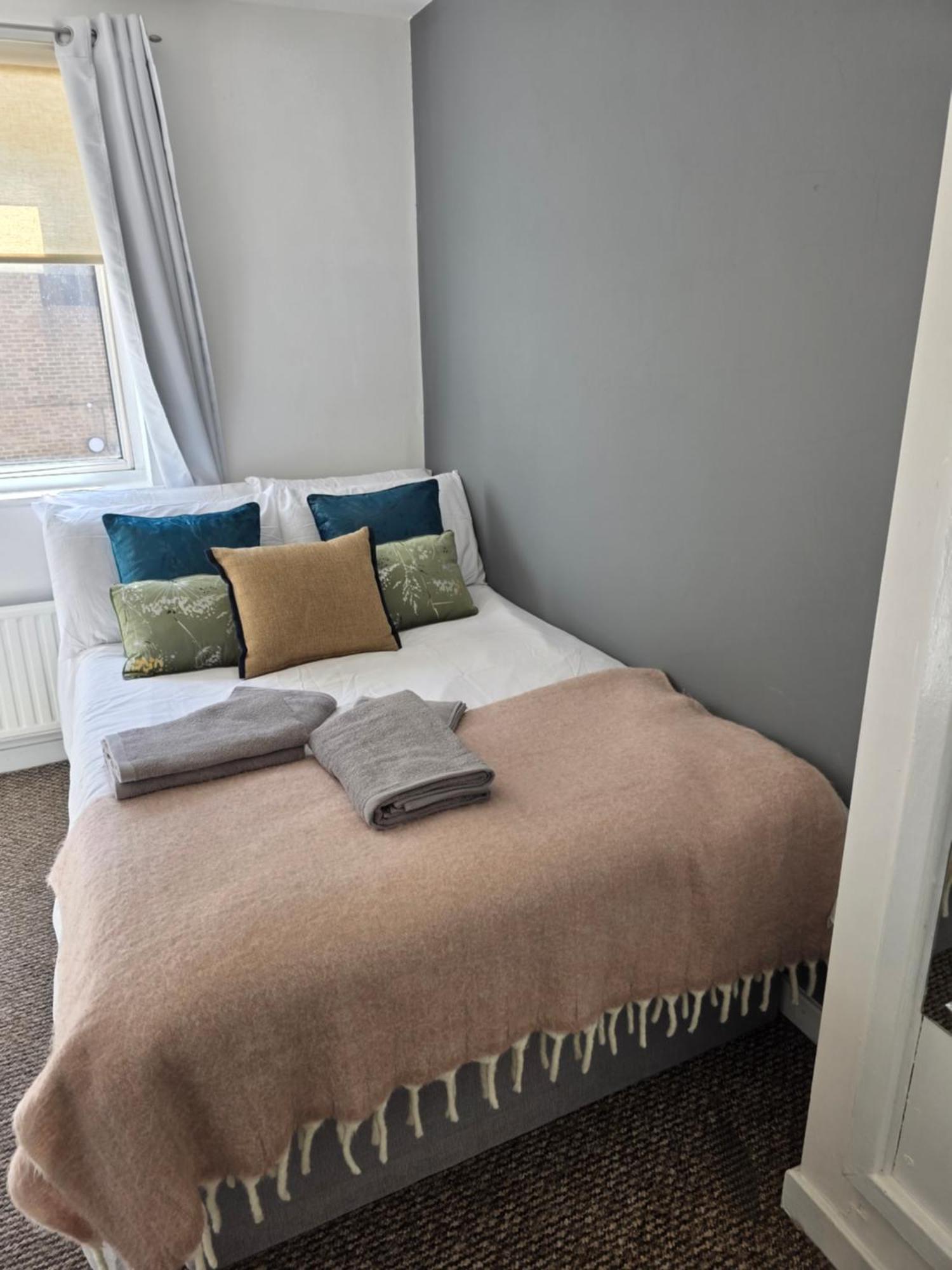 Appartement Spacious 4-Bed Home With Secured Parking Near Abba Arena, Stadium, Tube & In Bustling Zone 2 *
