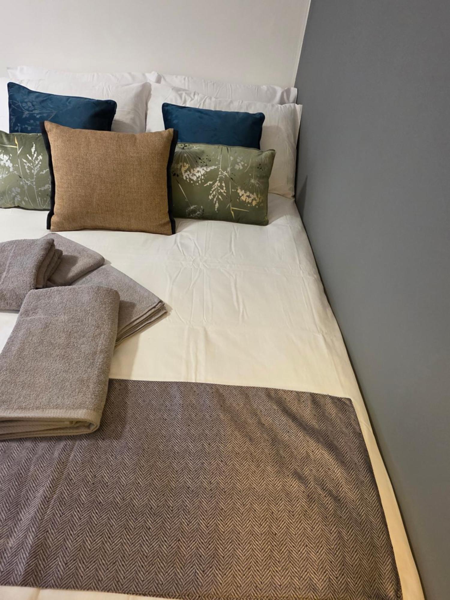 Spacious 4-Bed Home With Secured Parking Near Abba Arena, Stadium, Tube & In Bustling Zone 2 Londres