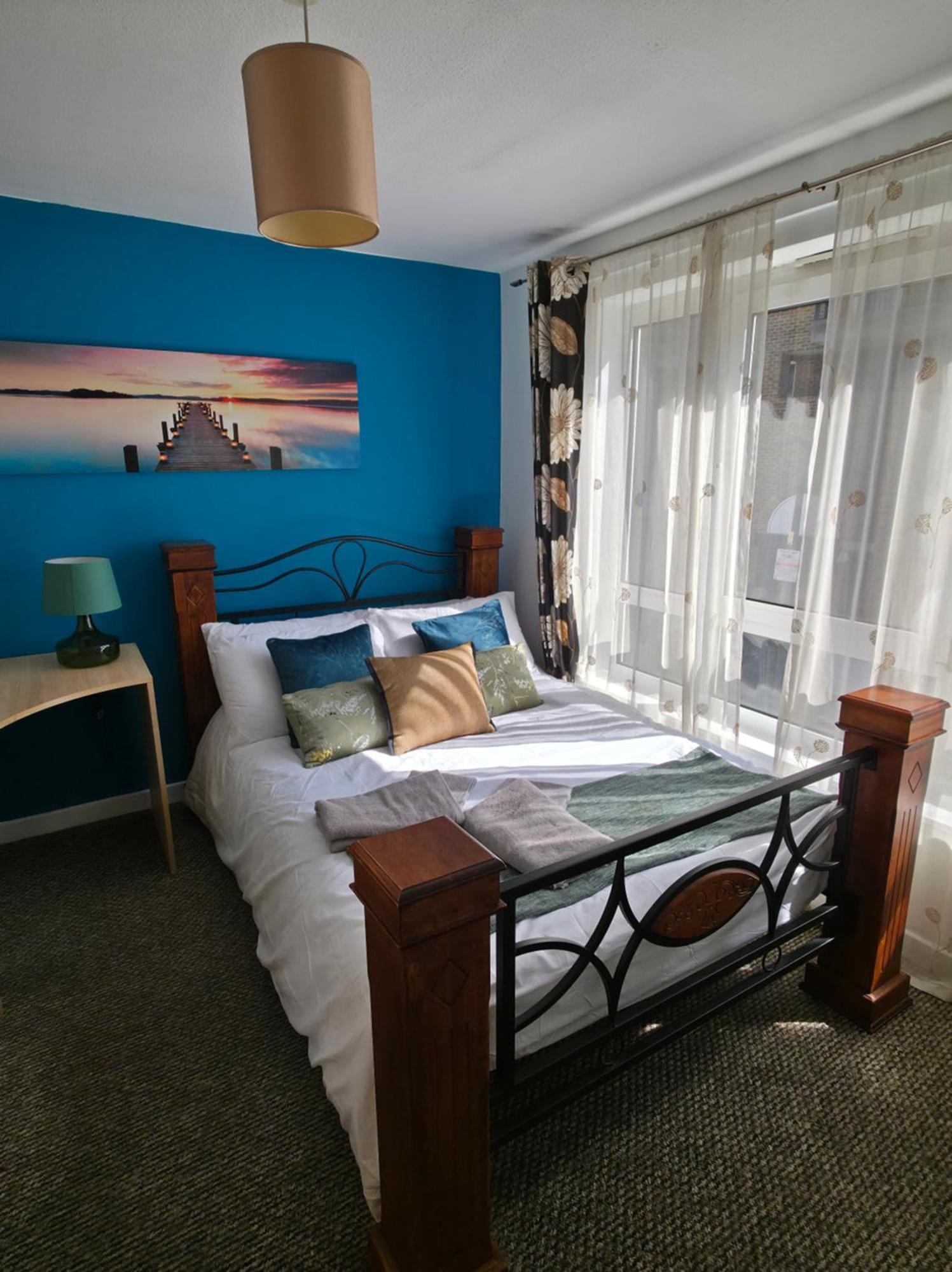 Spacious 4-Bed Home With Secured Parking Near Abba Arena, Stadium, Tube & In Bustling Zone 2 Londres