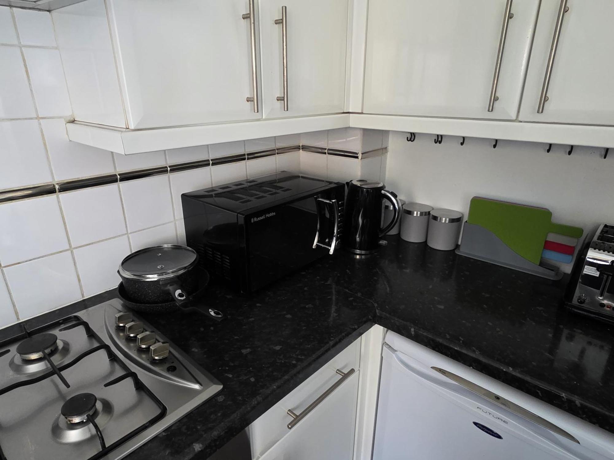 Spacious 4-Bed Home With Secured Parking Near Abba Arena, Stadium, Tube & In Bustling Zone 2 Appartement