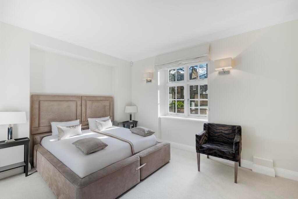 Spacious And Private By Royal Palace Londres