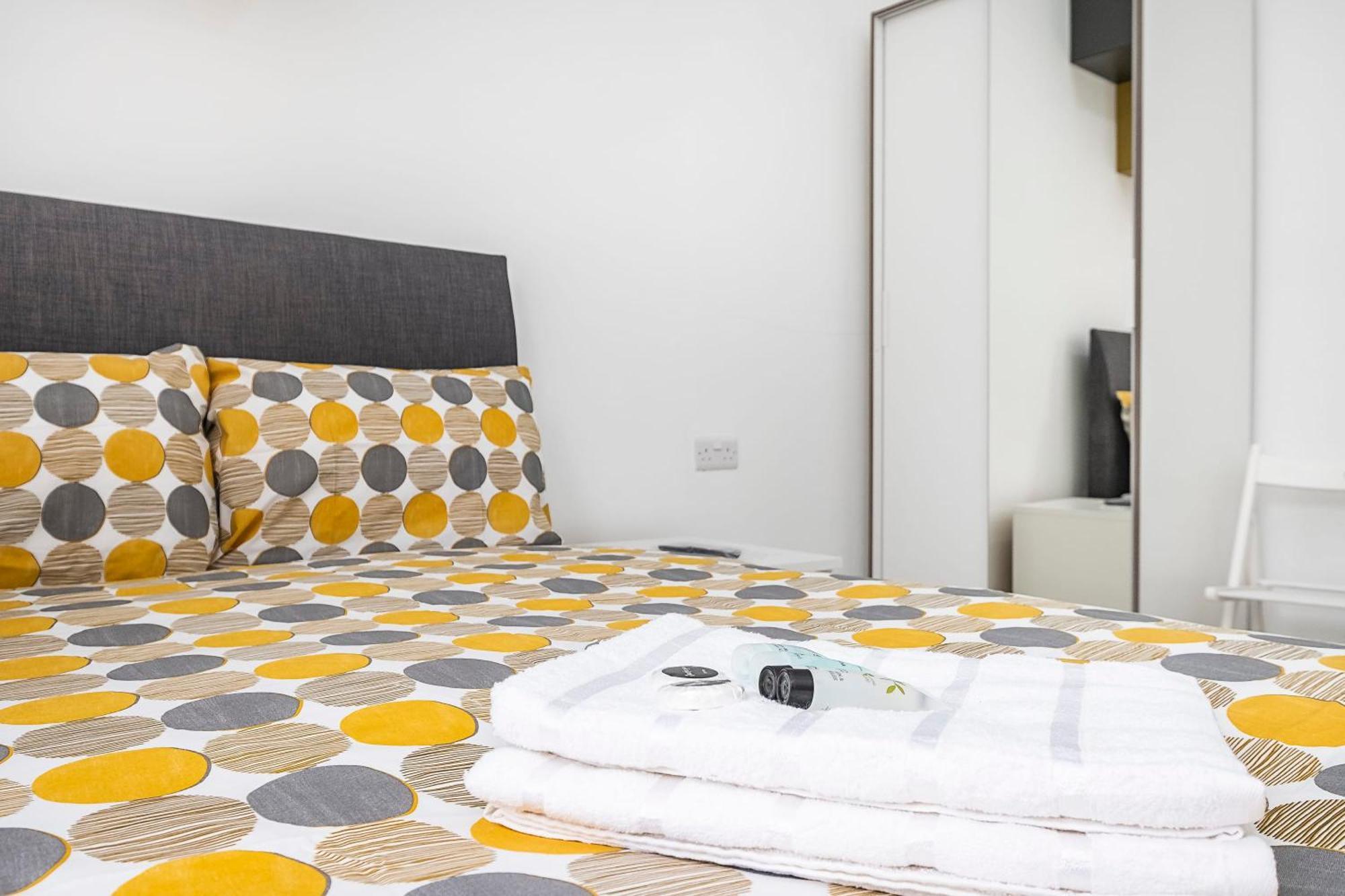 Victorian Beauty With Private Toilet And Shower Near Tube Station * Londen