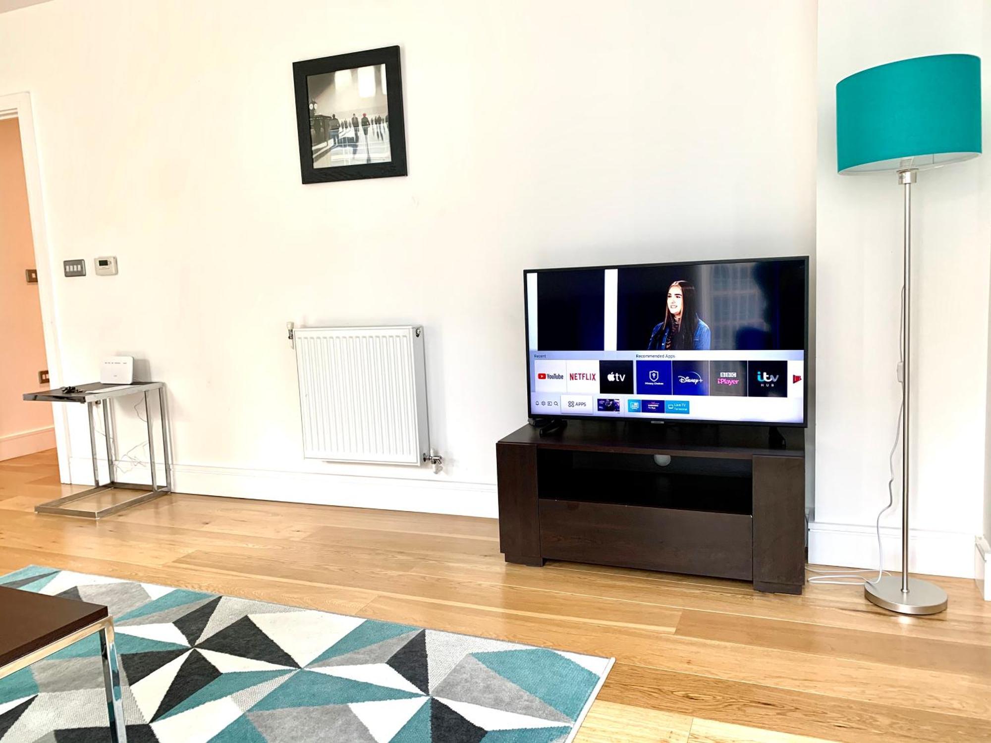 Modern Excel 2 Bedrooms 2 Bathrooms, Parking, Kitchen, Lounge, Balcony * Londres
