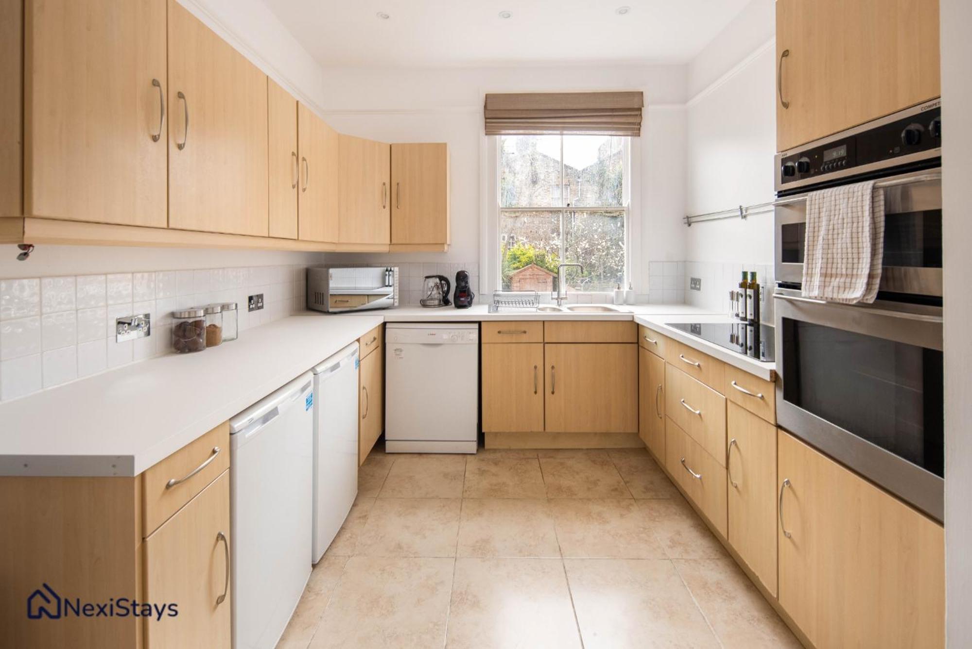 10 Mins Walk To The Oval, The Kennington Retreat