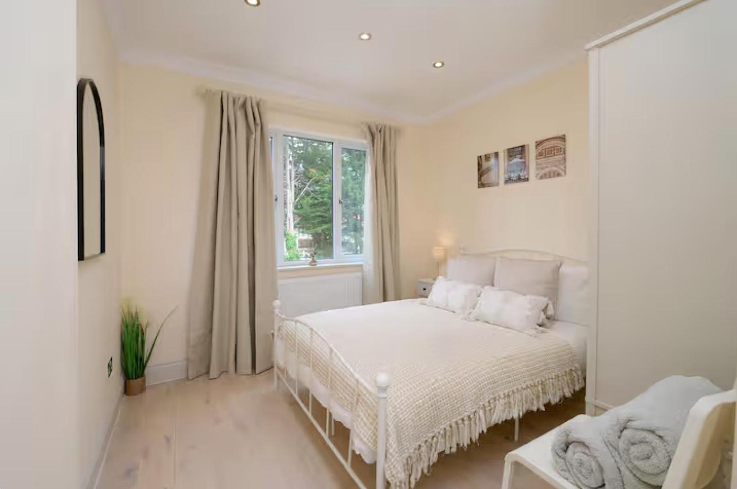 Stylish 4 Bed 2 Bath Nw Appartement