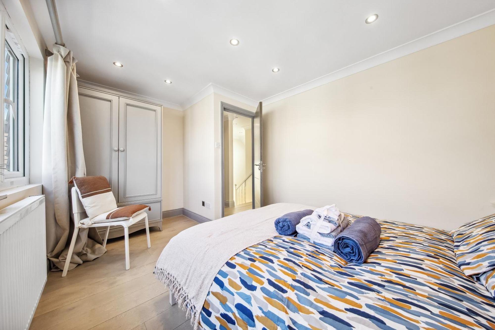 Stylish 4 Bed 2 Bath Nw Appartement