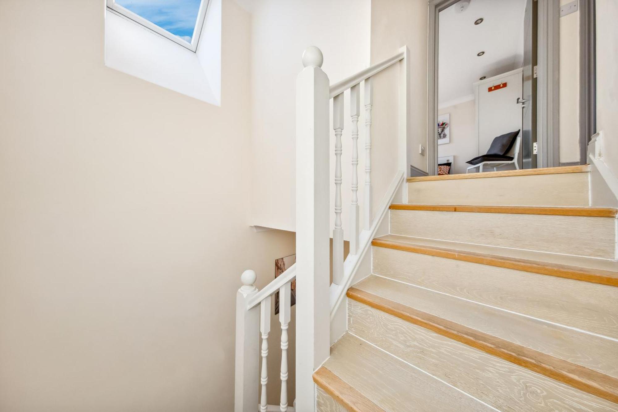 Stylish 4 Bed 2 Bath Nw Appartement