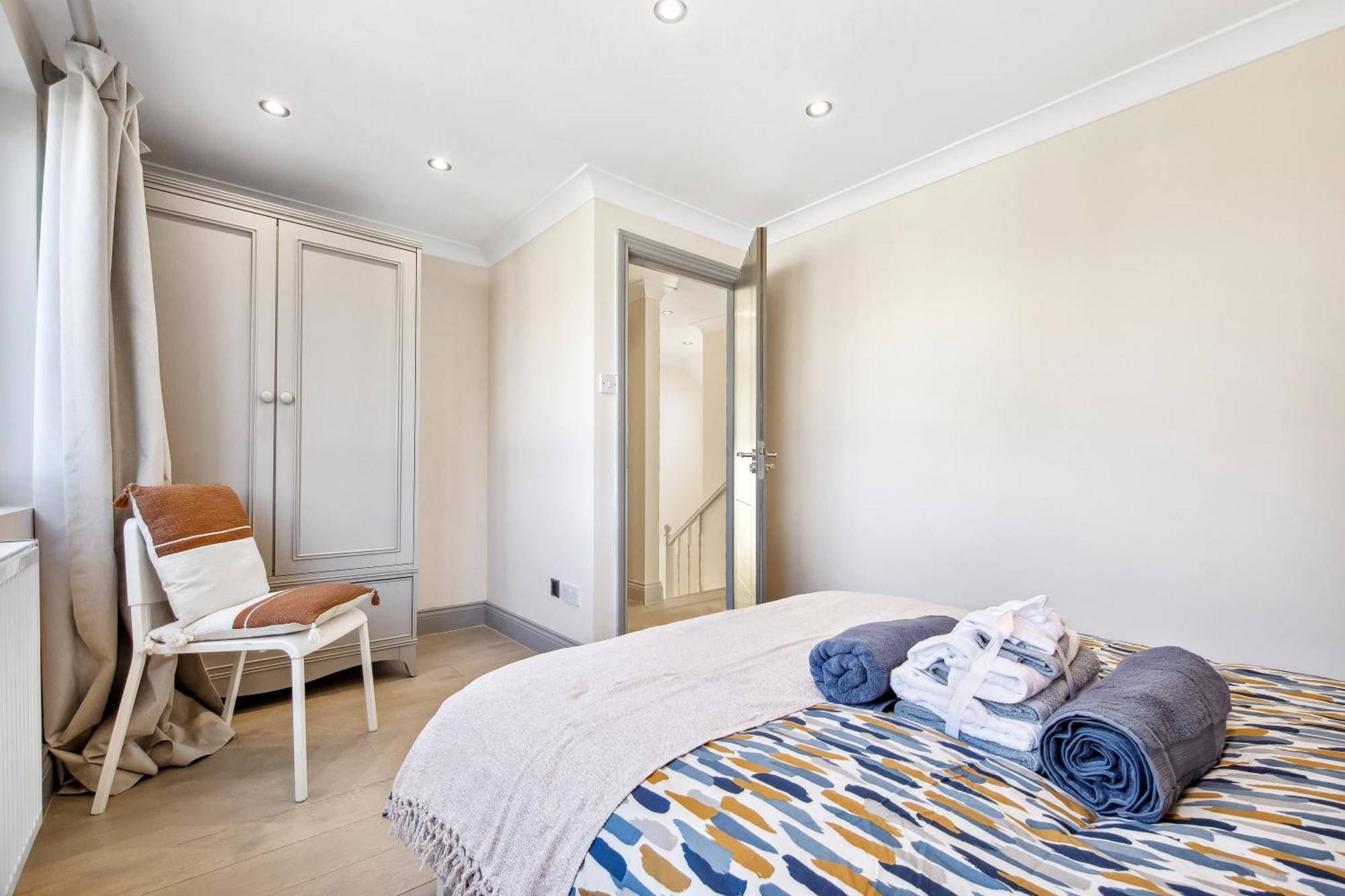 Stylish 4 Bed 2 Bath Nw Appartement