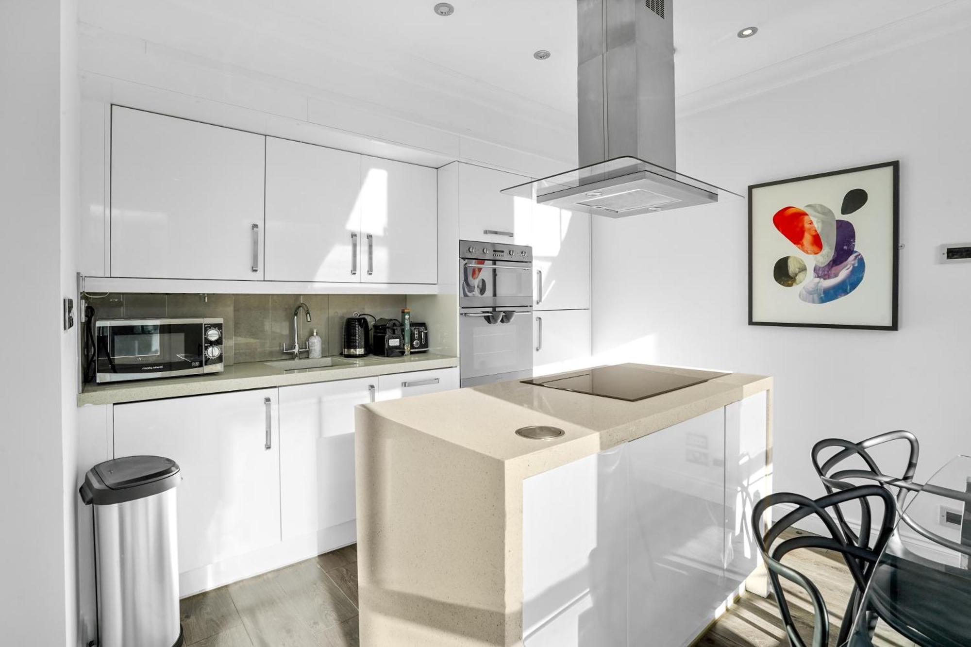Bright & Airy Flat With Stunning Rooftop Views