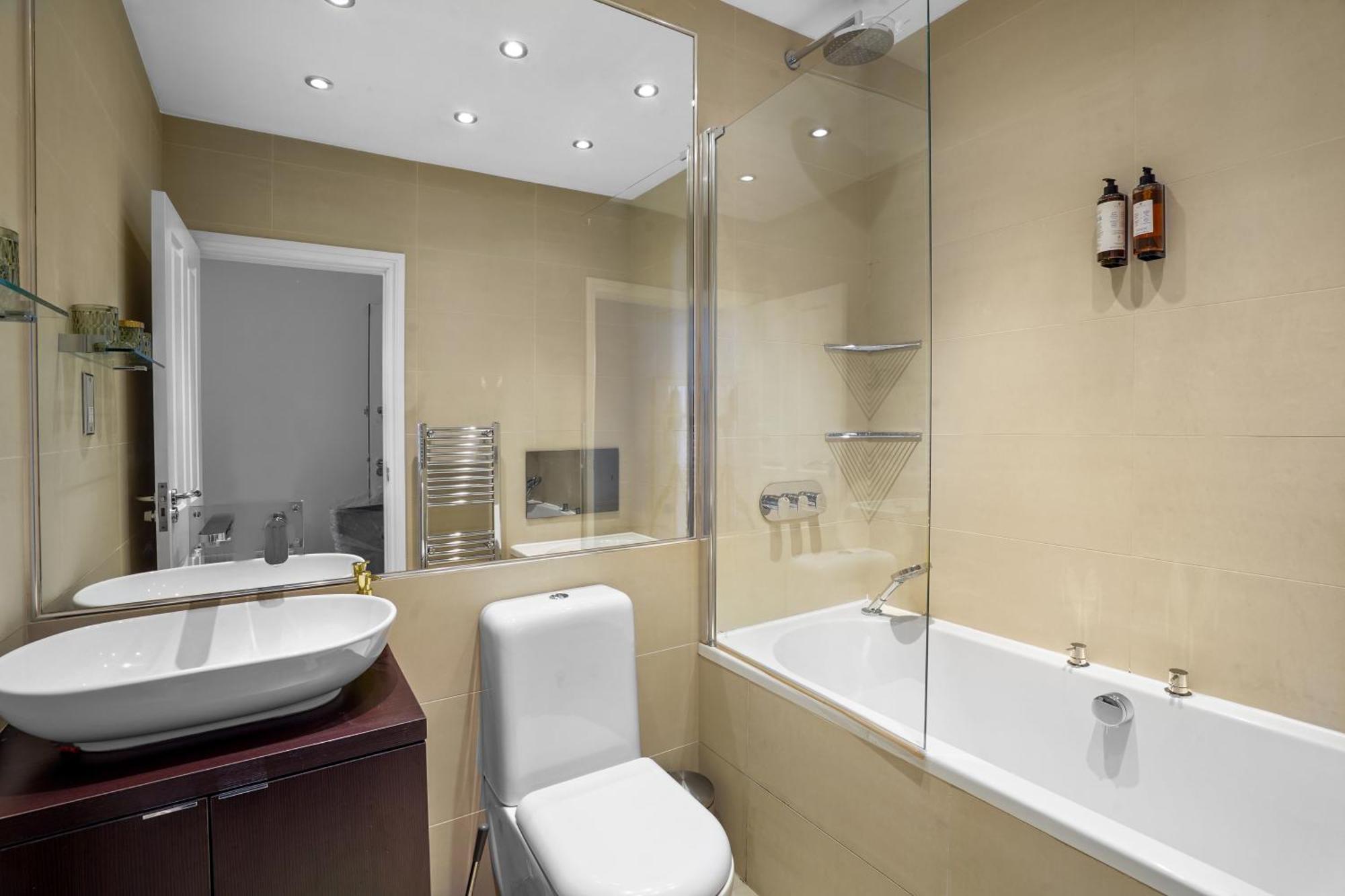 Bright & Airy Flat With Stunning Rooftop Views *