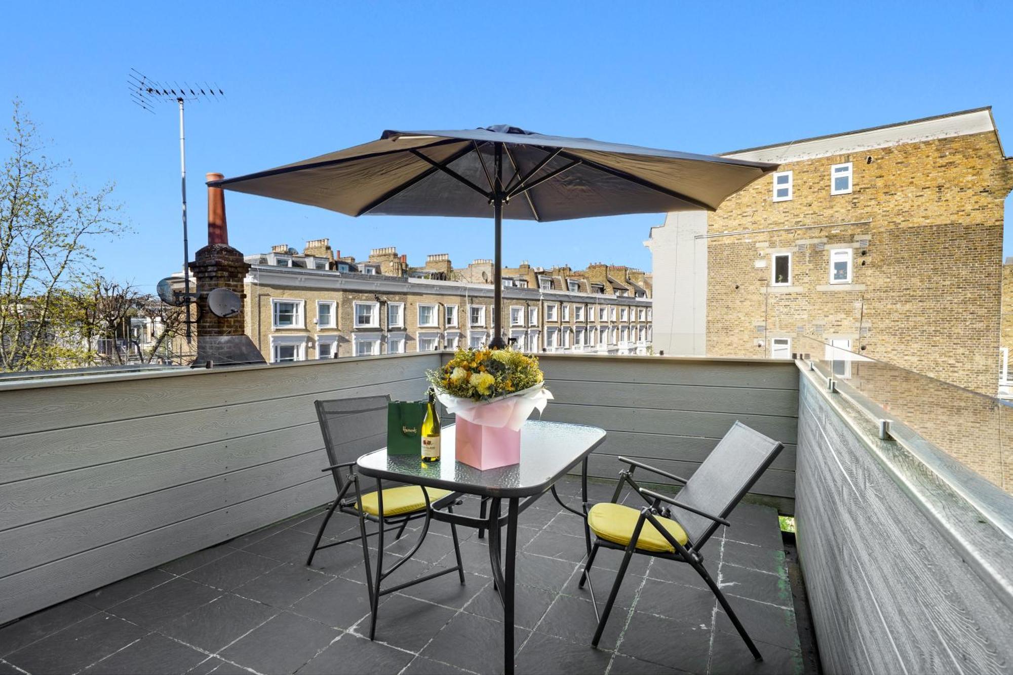 Bright & Airy Flat With Stunning Rooftop Views *