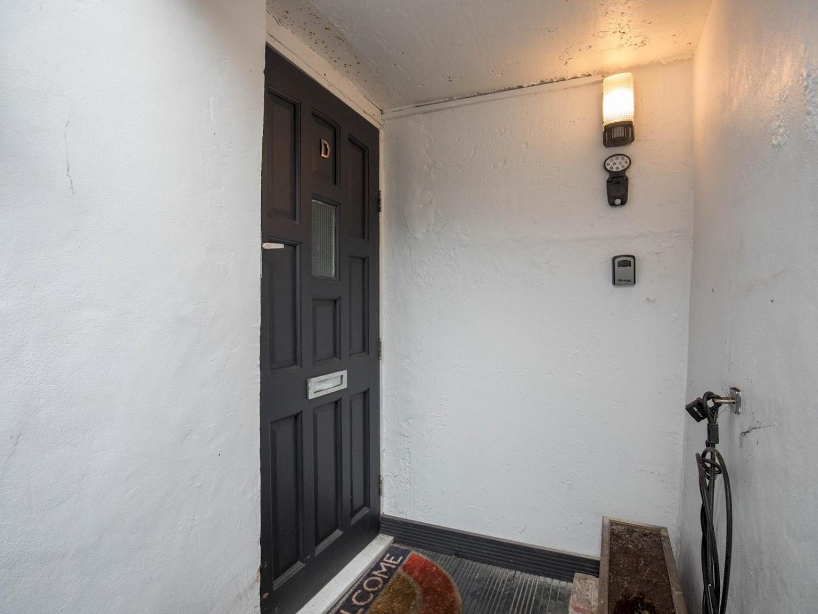 Pass The Keys Stylish Flat - 20 Mins From Appartement *