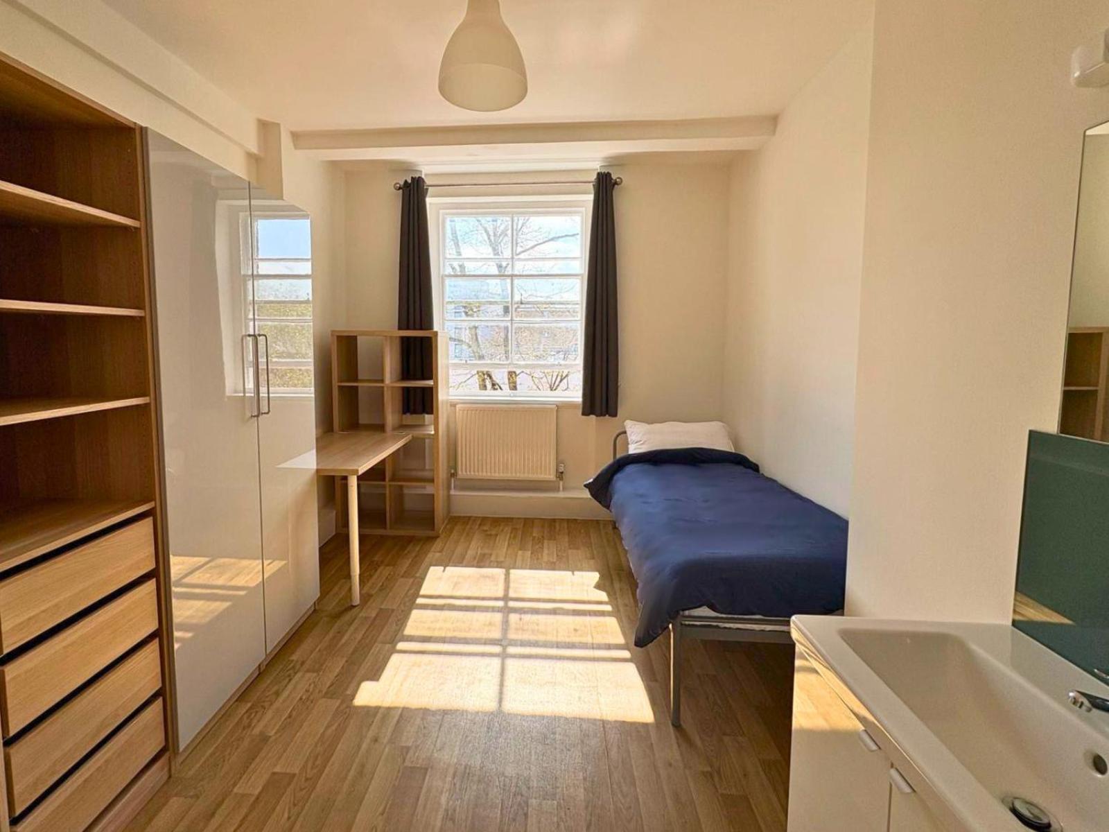 Bowden Court Hostal *