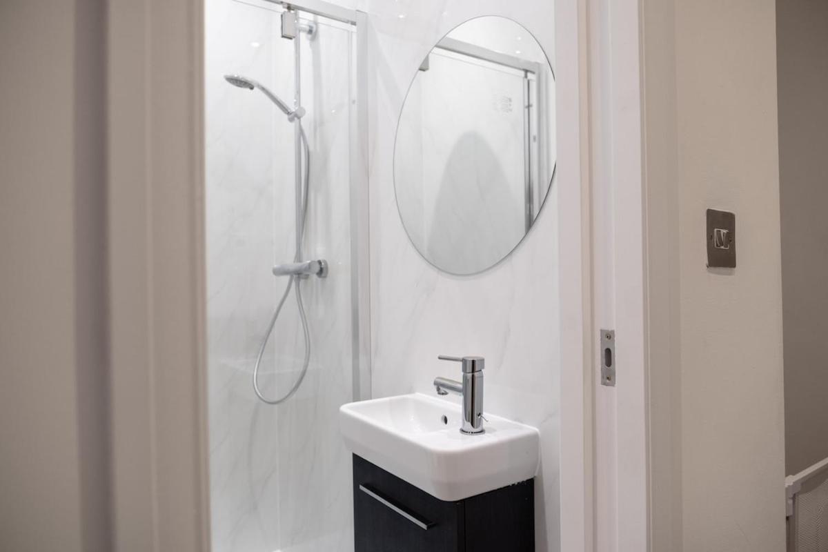 Zone 2 Spacious Two-bedroom With Parking Londres