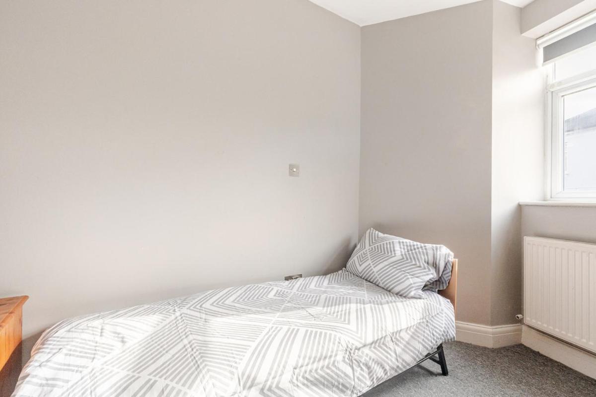 Spacious 2 Bed 2 Bath With Free Parking For 2 Cars And Underground Station Zone 2 For Quick Access To Up To 10 Guests Apartment *