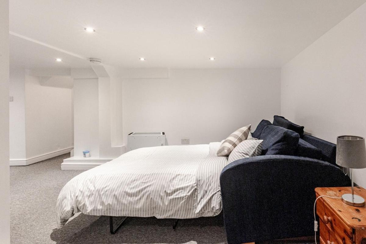 Apartment Spacious 2 Bed 2 Bath With Free Parking For 2 Cars And Underground Station Zone 2 For Quick Access To Up To 10 Guests *
