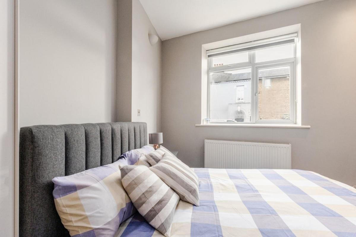 Spacious 2 Bed 2 Bath With Free Parking For 2 Cars And Underground Station Zone 2 For Quick Access To Up To 10 Guests Apartment