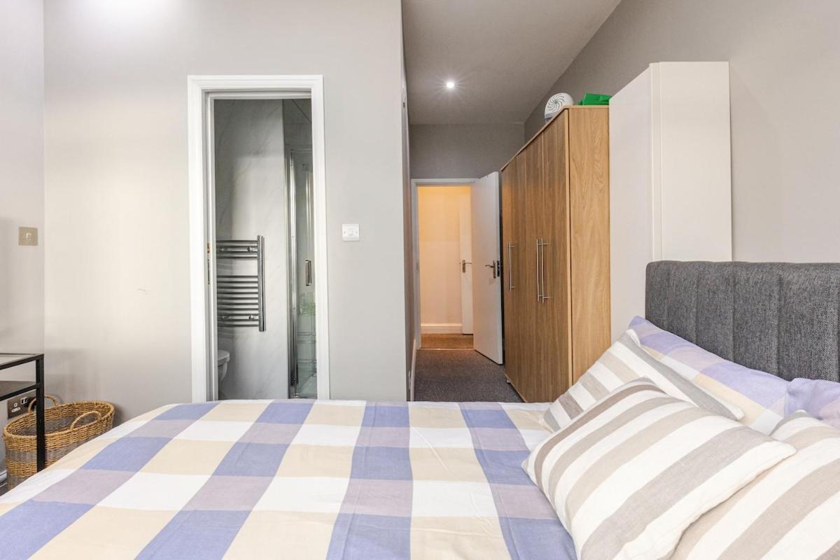 Spacious 2 Bed 2 Bath With Free Parking For 2 Cars And Underground Station Zone 2 For Quick Access To Up To 10 Guests Apartment *