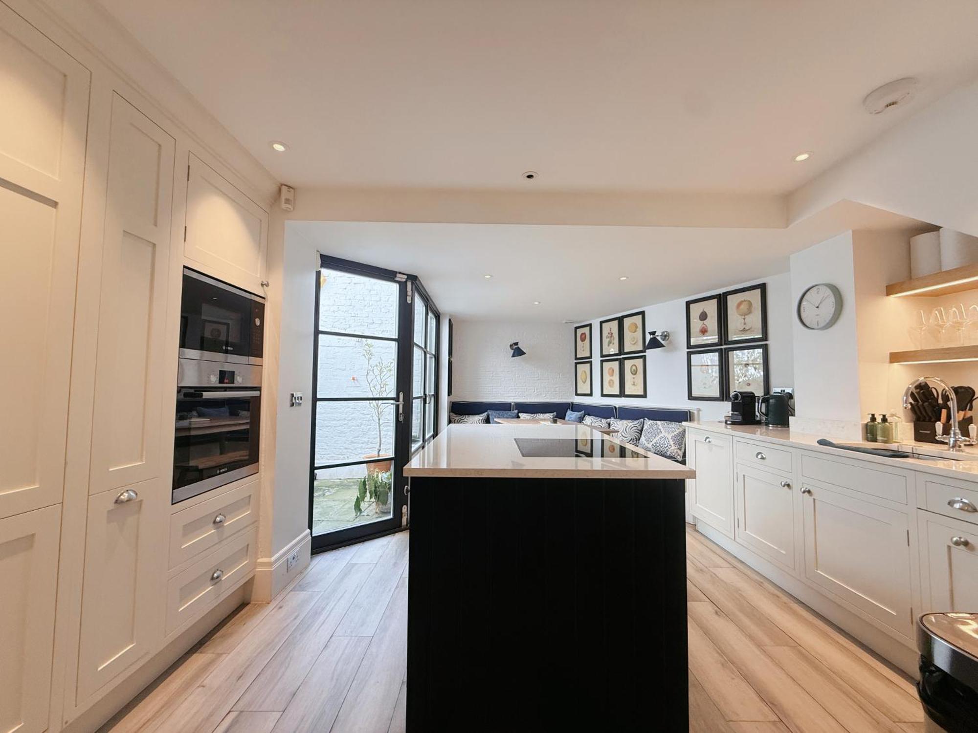 Stylish 3-bedroom Terrace House Near Earls Court *