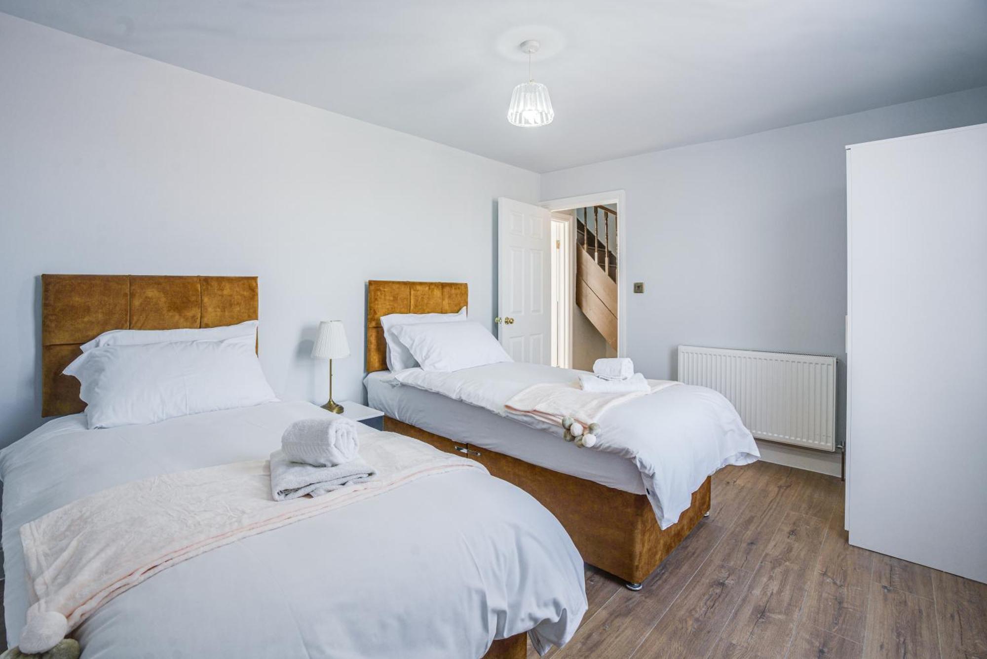 150 Sqm 4br In East London, Groups & Families, Free Parking, Fast Wifi London
