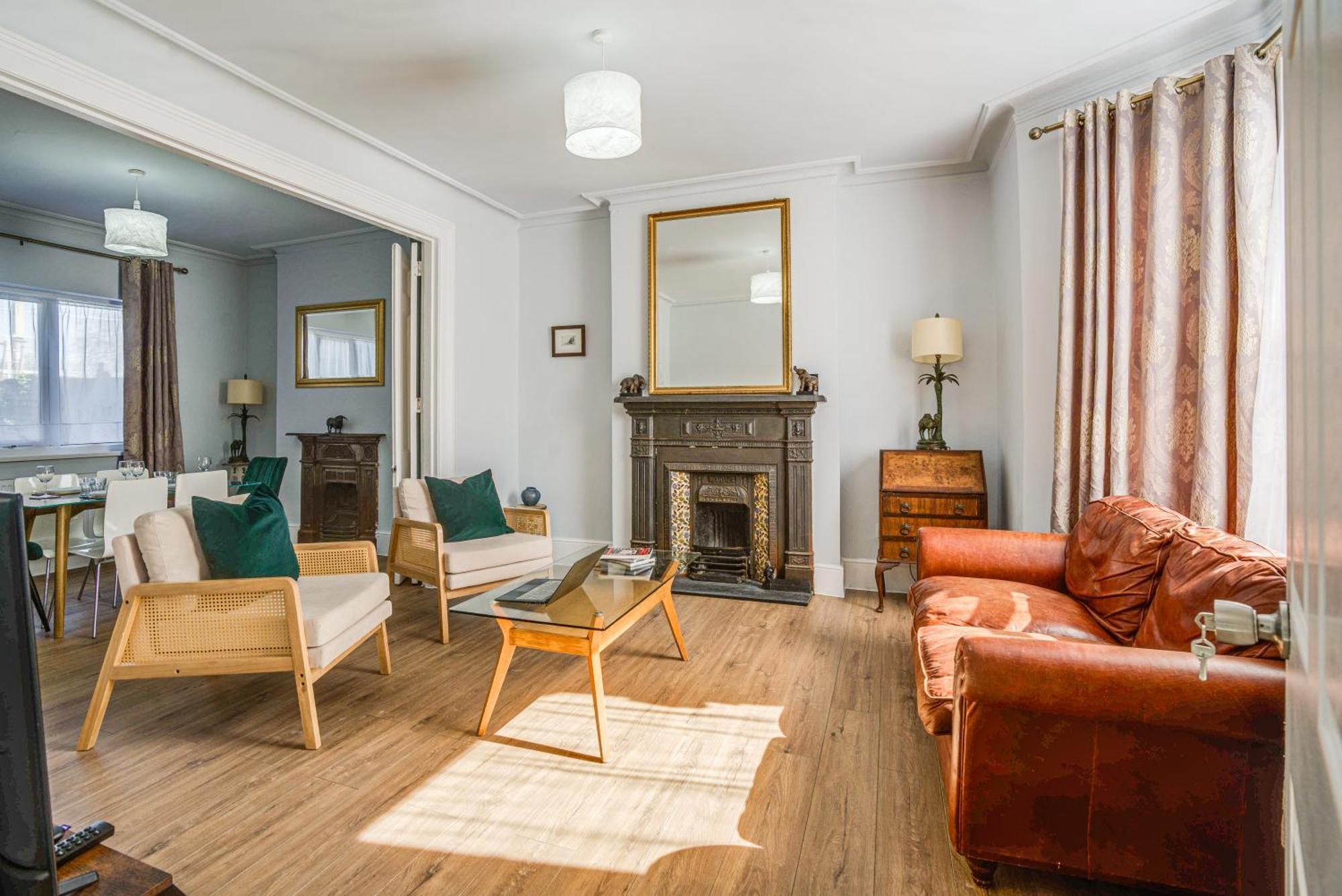 150 Sqm 4br In East London, Groups & Families, Free Parking, Fast Wifi * London