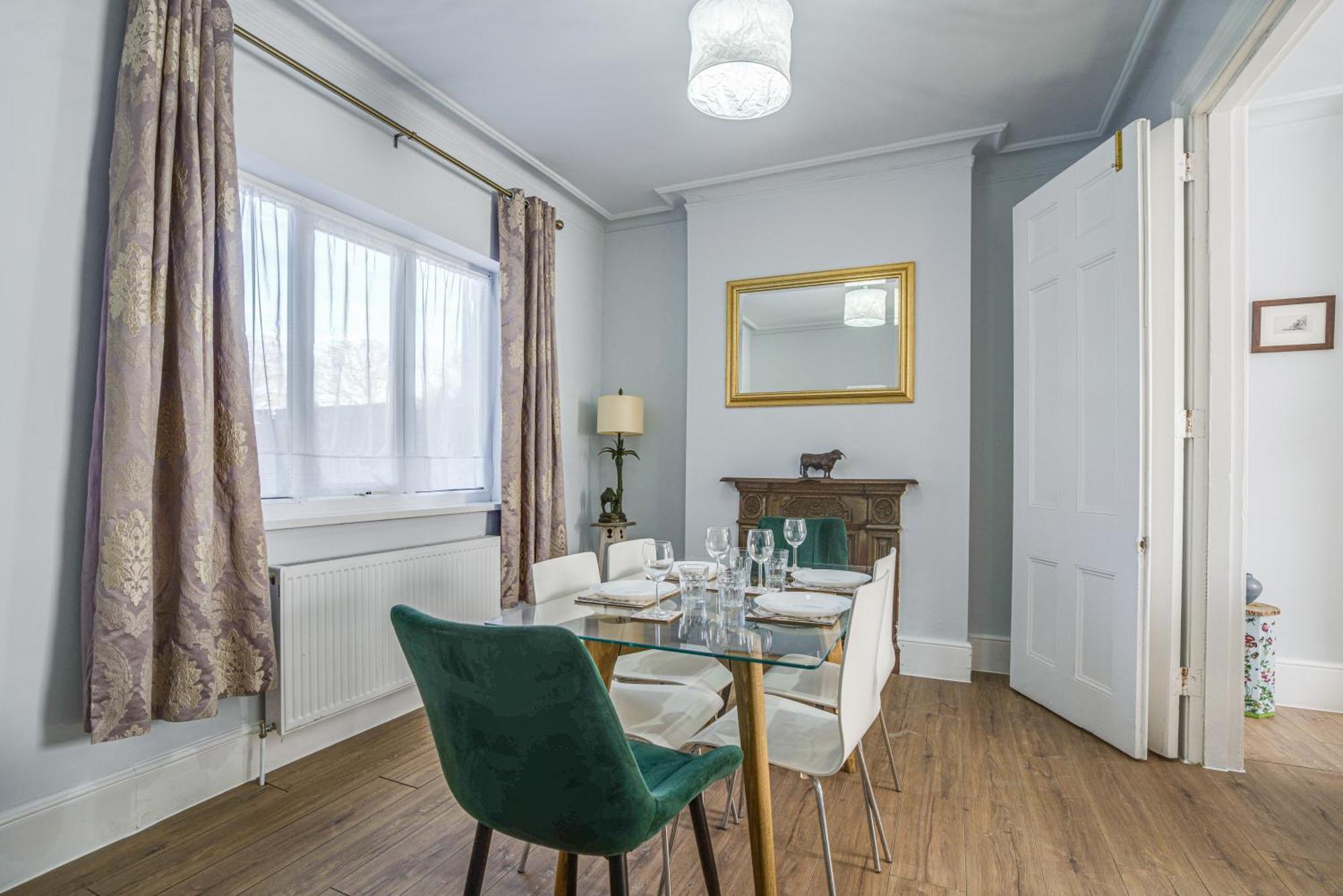 150 Sqm 4br In East London, Groups & Families, Free Parking, Fast Wifi London