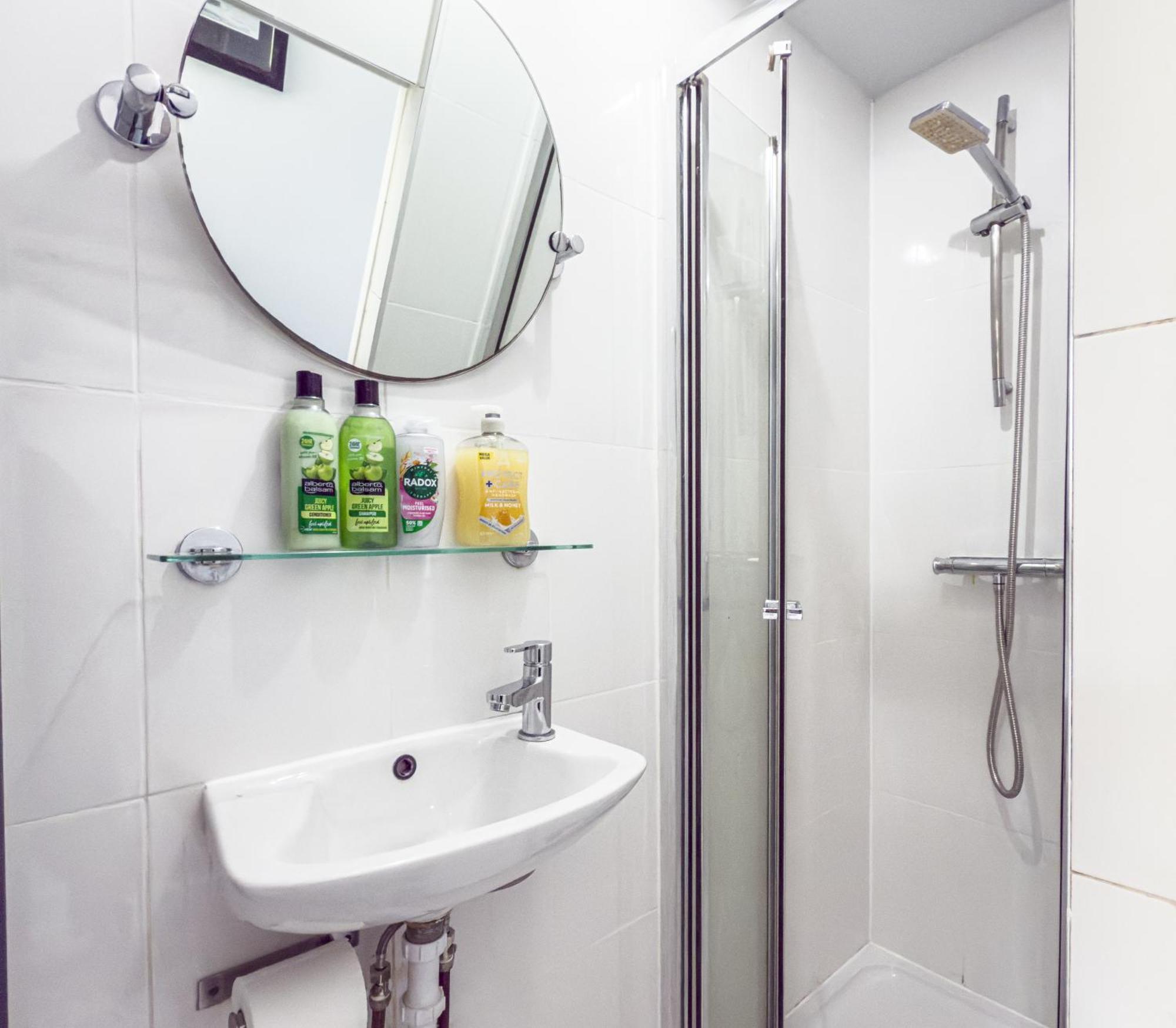 Holiday home 150 Sqm 4br In East London, Groups & Families, Free Parking, Fast Wifi *